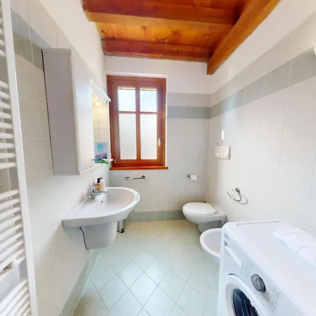 Apartman Sakura House By Bookinggardalake Moniga del Garda