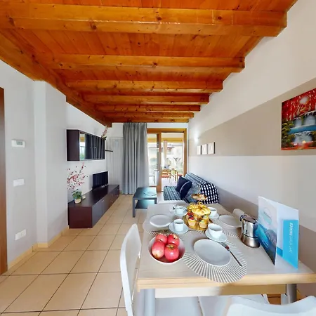 Sakura House By Bookinggardalake * Moniga del Garda