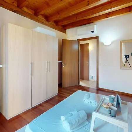 Sakura House By Bookinggardalake * Moniga del Garda