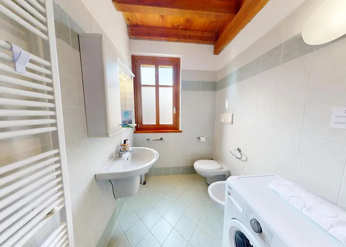 Apartman Sakura House By Bookinggardalake Moniga del Garda