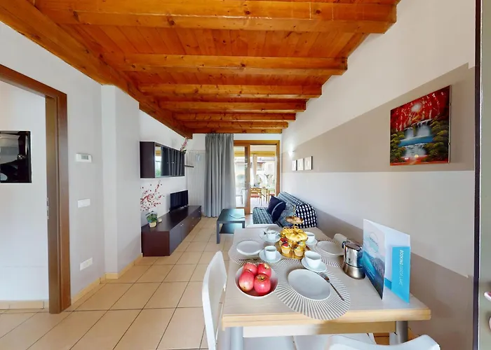 Sakura House By Bookinggardalake * Moniga del Garda