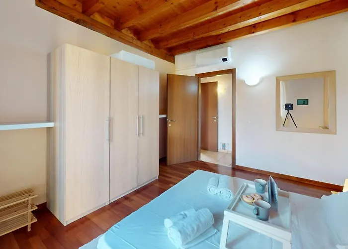 Sakura House By Bookinggardalake * Moniga del Garda