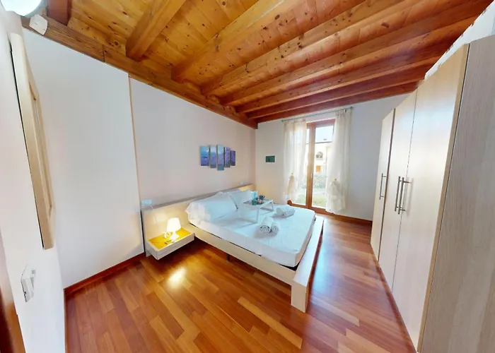 Apartman Sakura House By Bookinggardalake Moniga del Garda