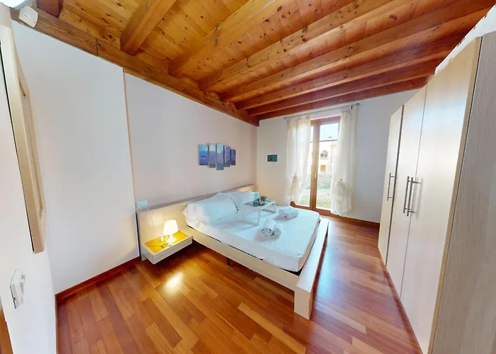 Sakura House By Bookinggardalake *