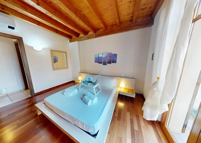 Sakura House By Bookinggardalake Apartman Moniga del Garda